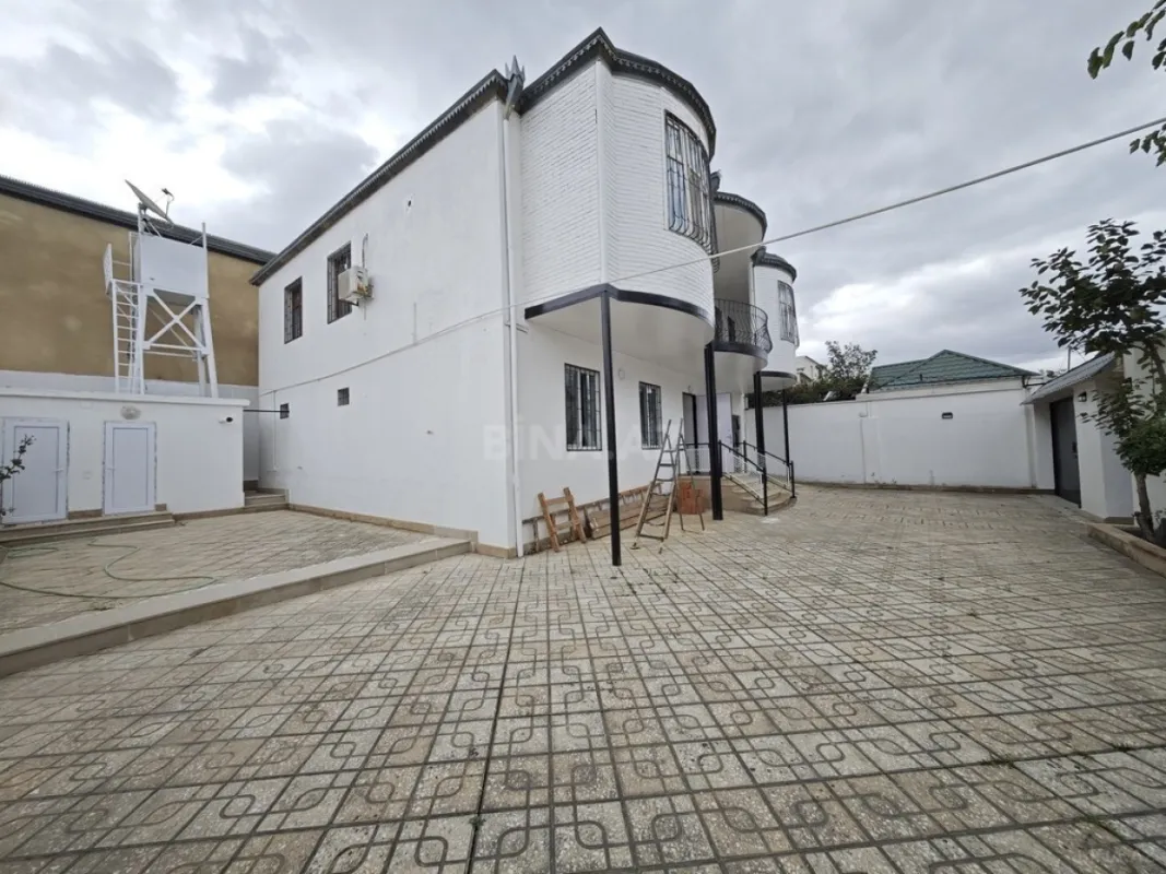 Satılır 5 otaqlı həyət evi 240 m²