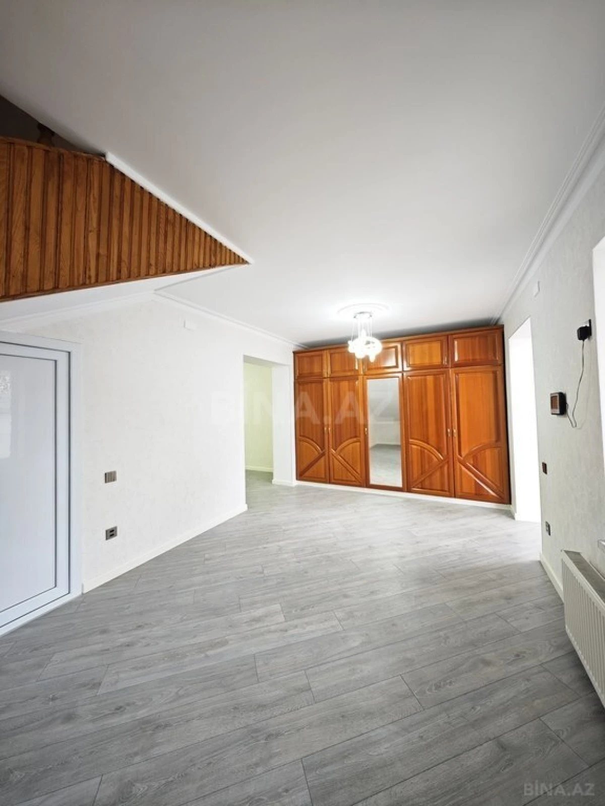 Satılır 5 otaqlı həyət evi 240 m²