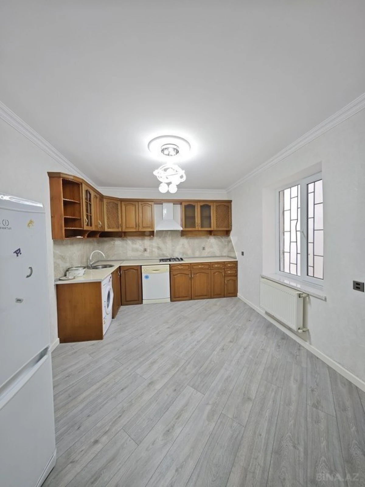 Satılır 5 otaqlı həyət evi 240 m²