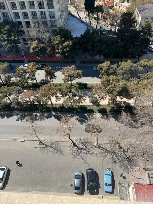 Satılır 4 otaqlı mənzil 145 m²