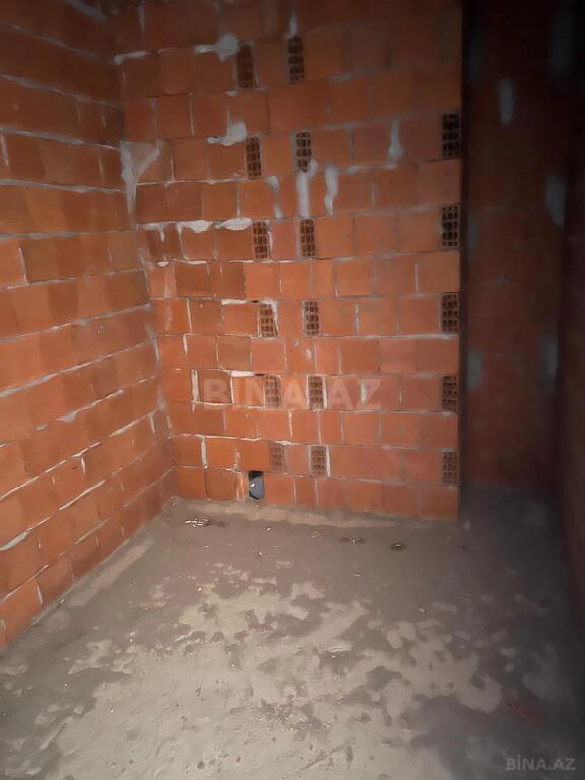 Satılır 4 otaqlı mənzil 145 m²