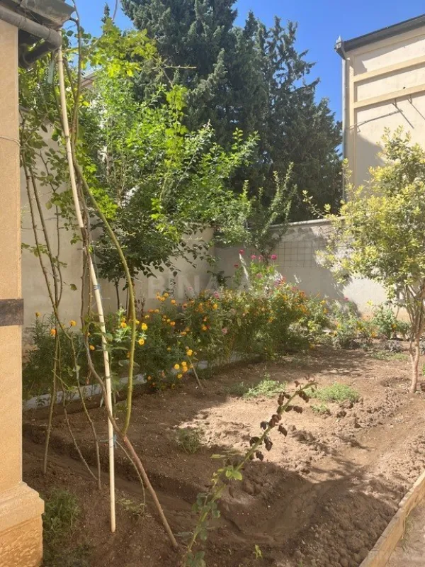 Satılır 6 otaqlı həyət evi 500 m²