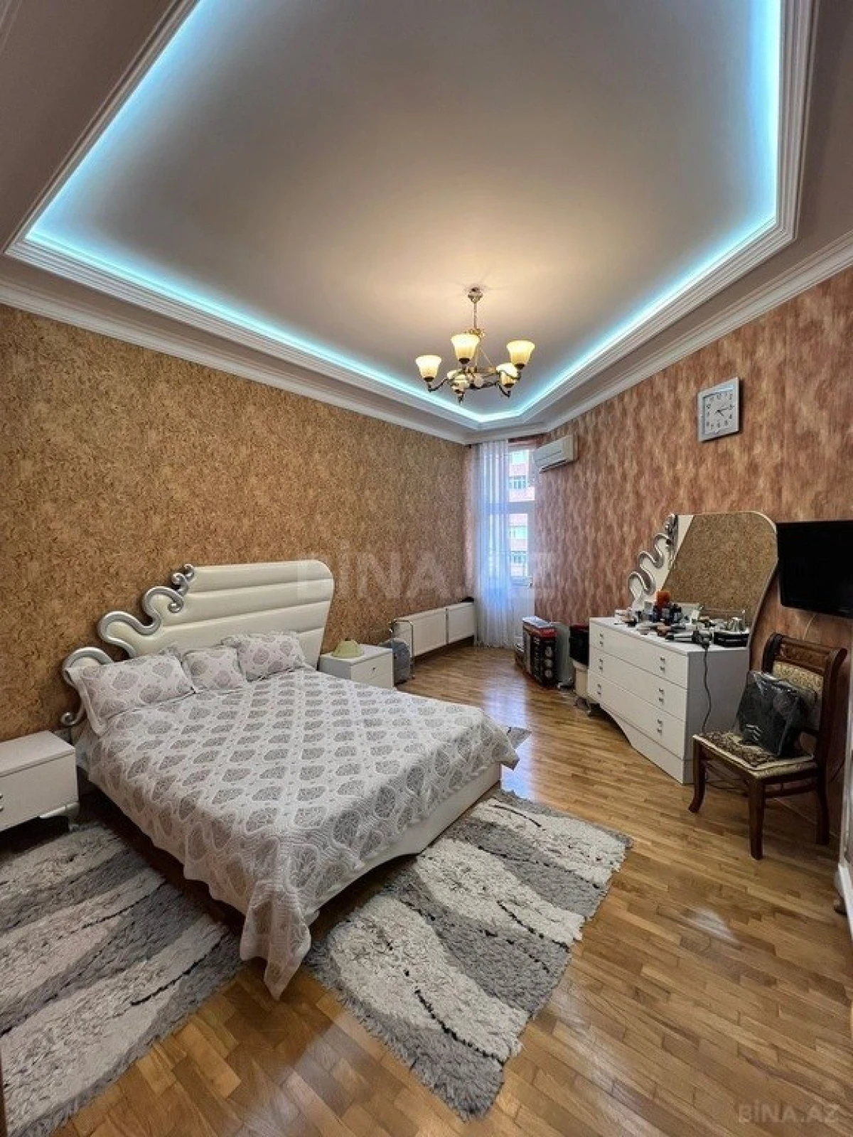 Satılır 4 otaqlı mənzil 200 m²