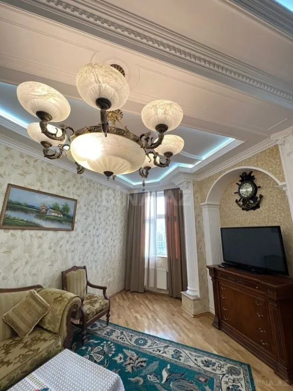 Satılır 4 otaqlı mənzil 200 m²