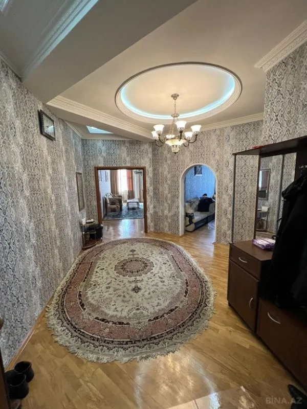 Satılır 4 otaqlı mənzil 200 m²