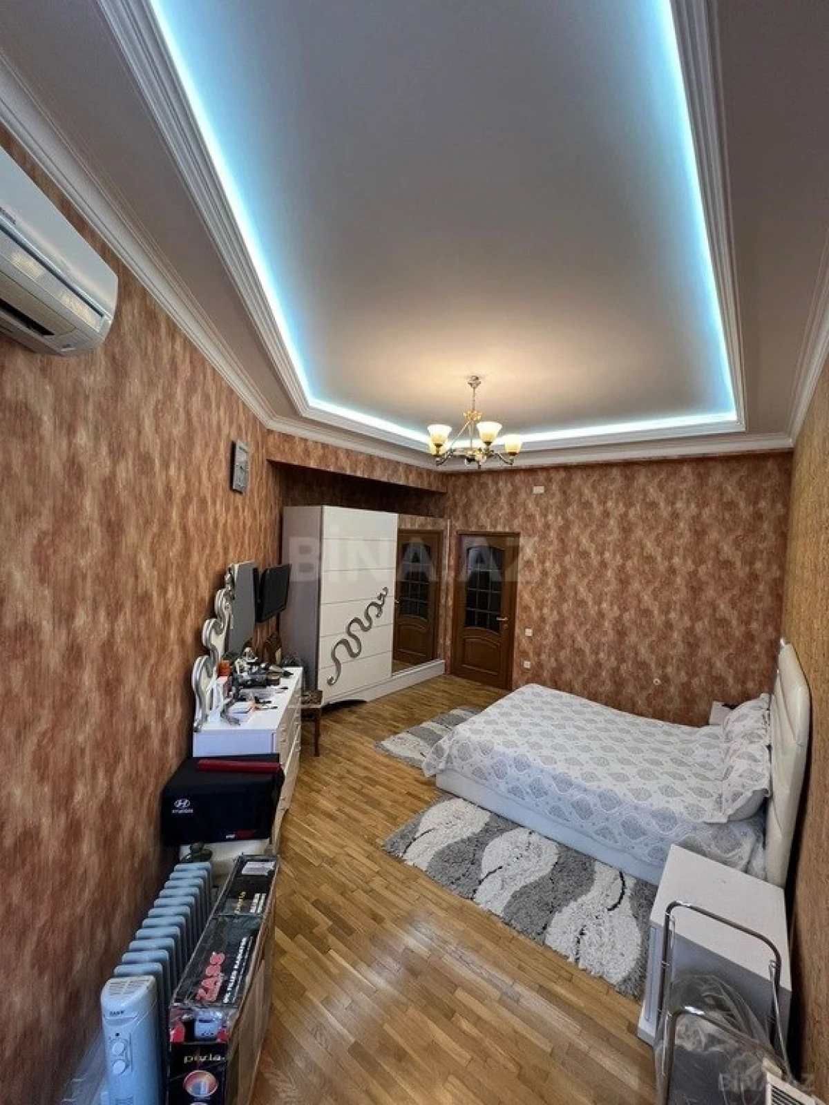 Satılır 4 otaqlı mənzil 200 m²