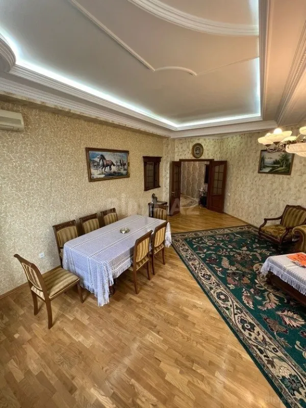 Satılır 4 otaqlı mənzil 200 m²