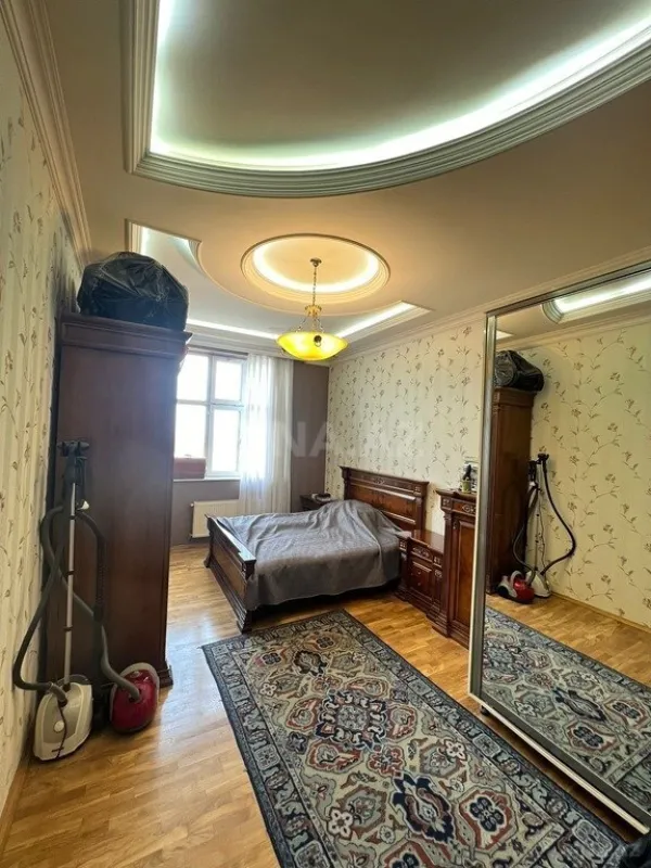 Satılır 4 otaqlı mənzil 200 m²