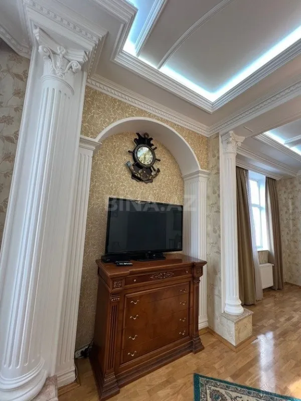 Satılır 4 otaqlı mənzil 200 m²