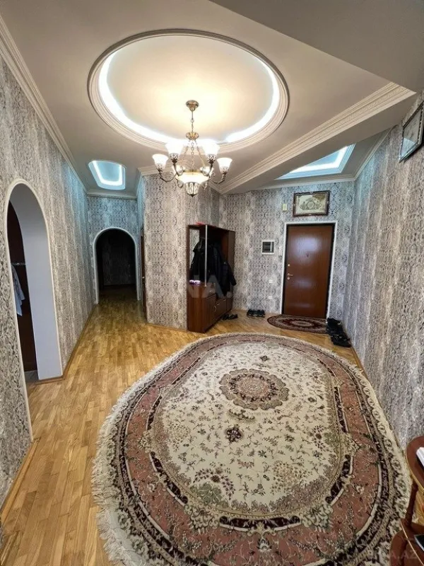 Satılır 4 otaqlı mənzil 200 m²