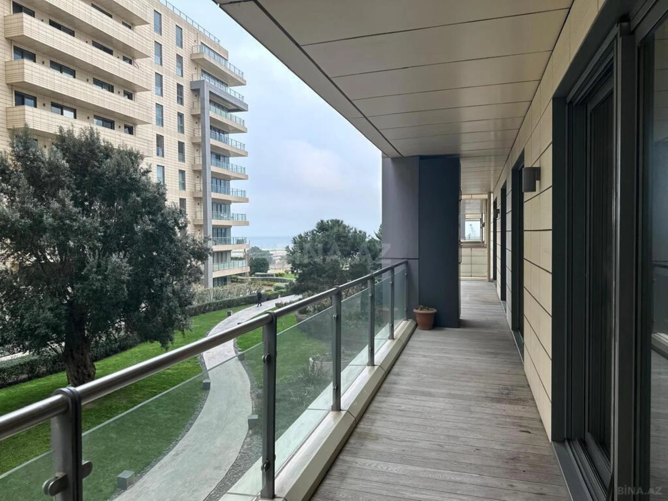 Satılır 4 otaqlı mənzil 180 m²