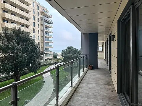 Satılır 4 otaqlı mənzil 180 m²