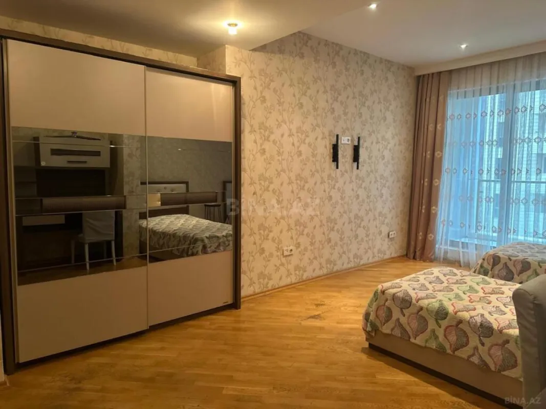 Satılır 4 otaqlı mənzil 180 m²