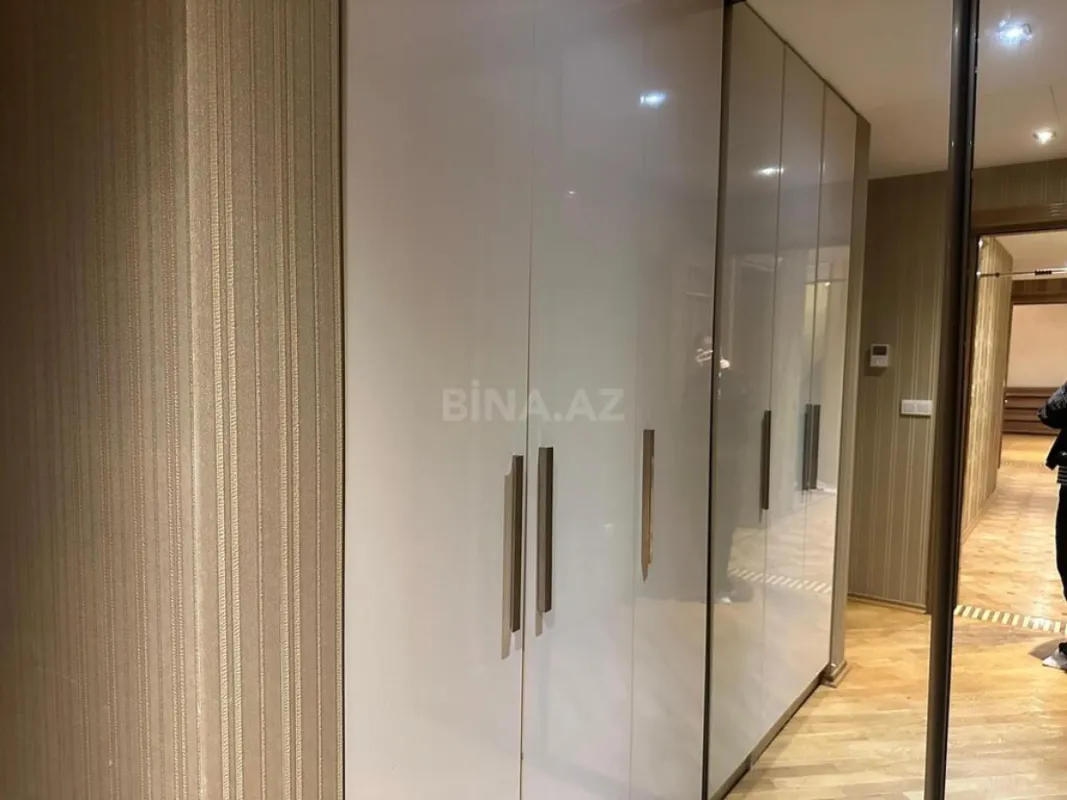 Satılır 4 otaqlı mənzil 180 m²