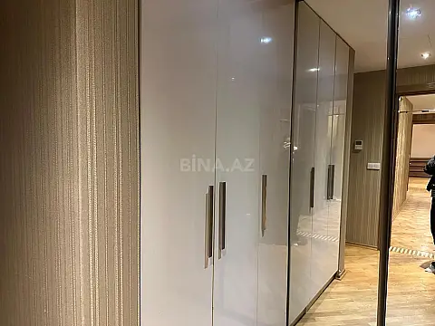 Satılır 4 otaqlı mənzil 180 m²