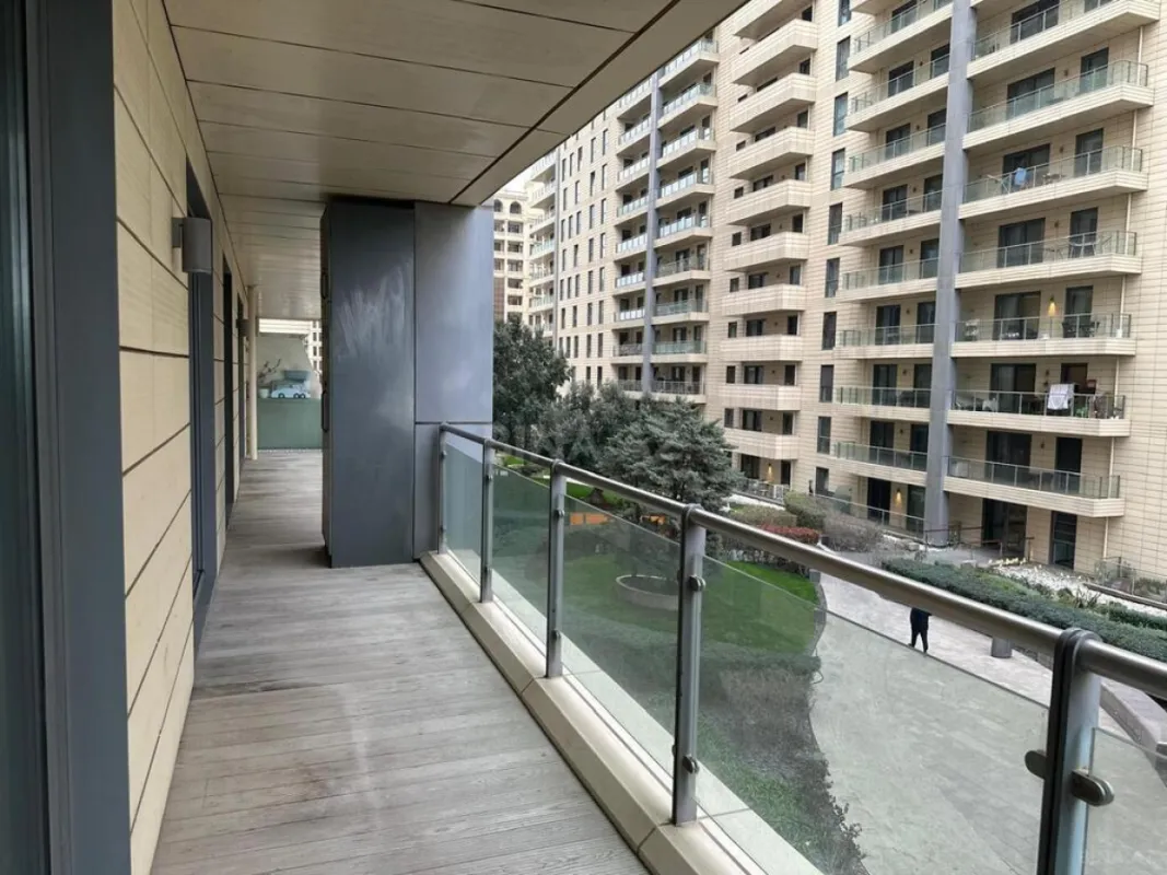 Satılır 4 otaqlı mənzil 180 m²
