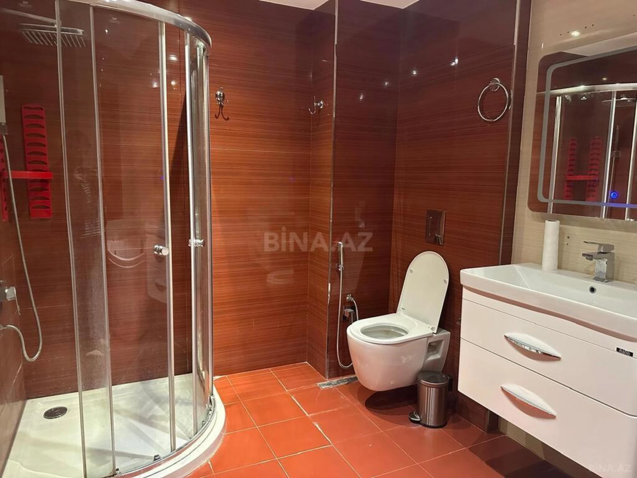 Satılır 4 otaqlı mənzil 180 m²