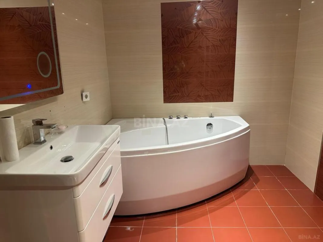 Satılır 4 otaqlı mənzil 180 m²