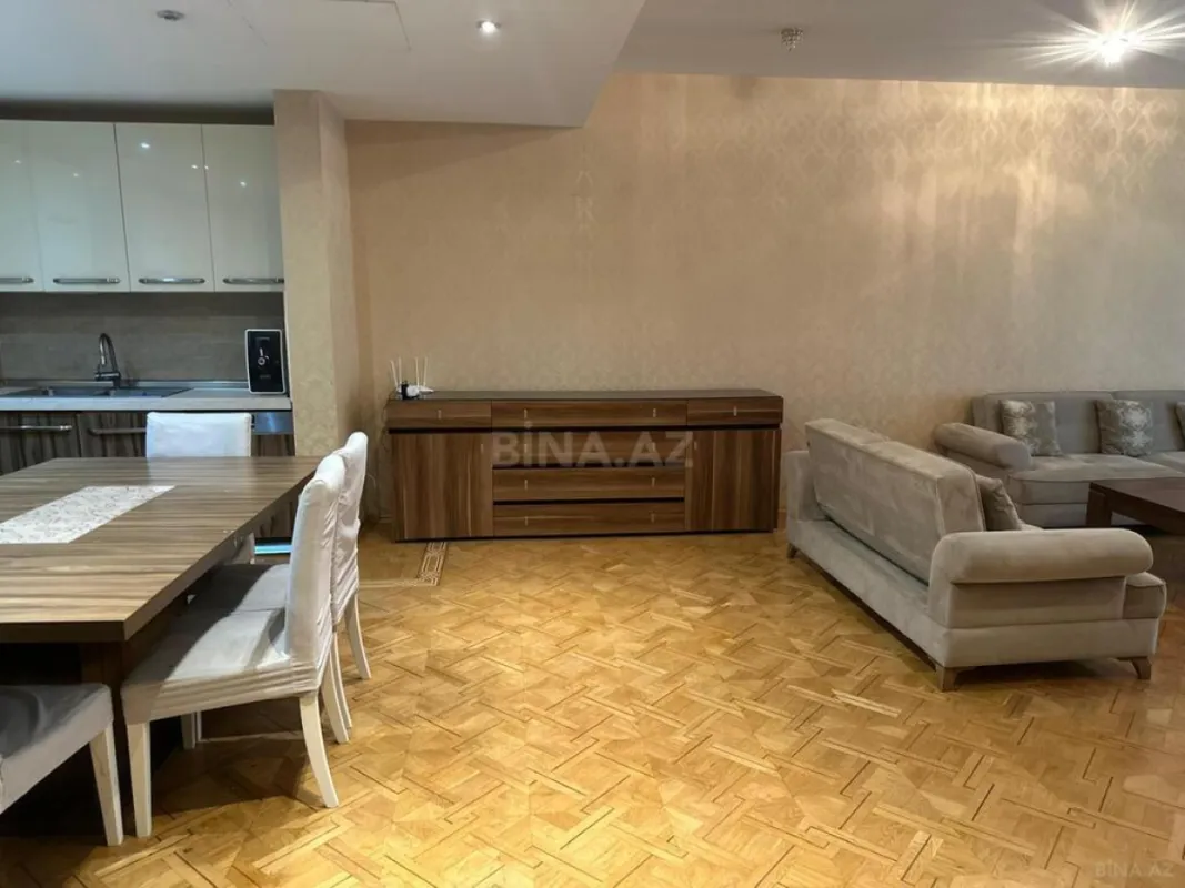 Satılır 4 otaqlı mənzil 180 m²
