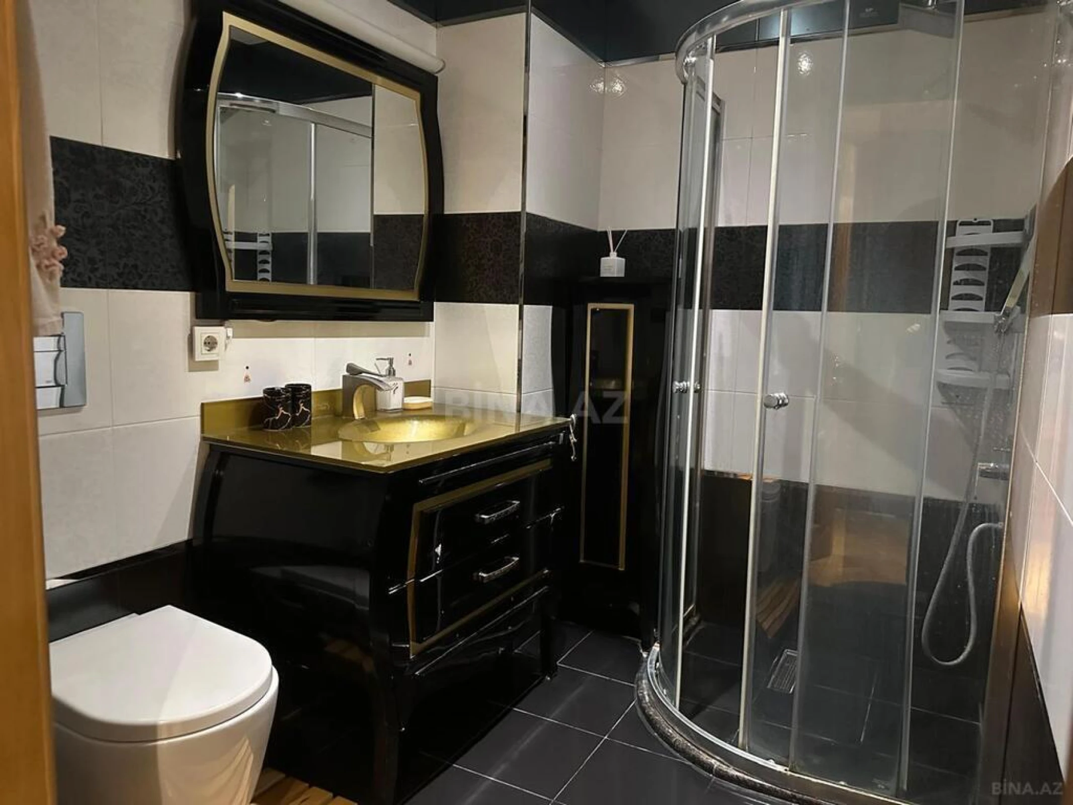 Satılır 4 otaqlı mənzil 180 m²