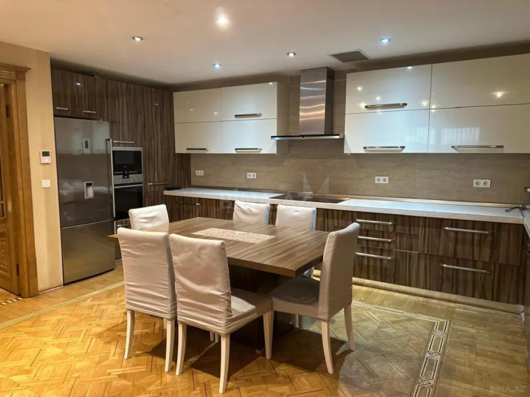 Satılır 4 otaqlı mənzil 180 m²