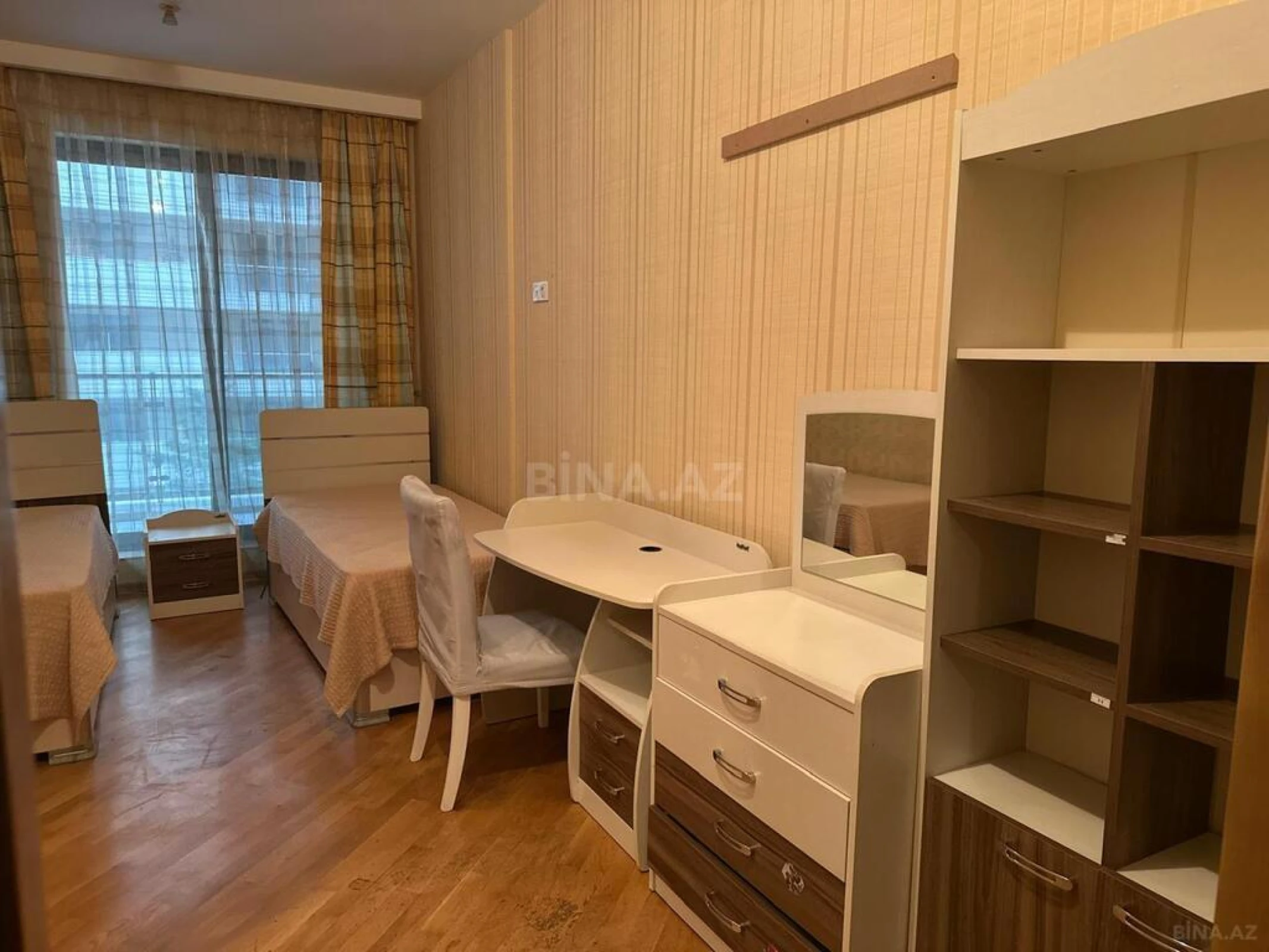 Satılır 4 otaqlı mənzil 180 m²