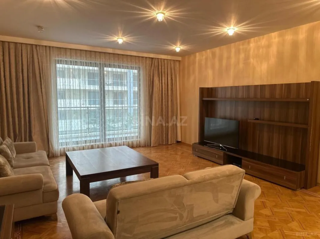 Satılır 4 otaqlı mənzil 180 m²