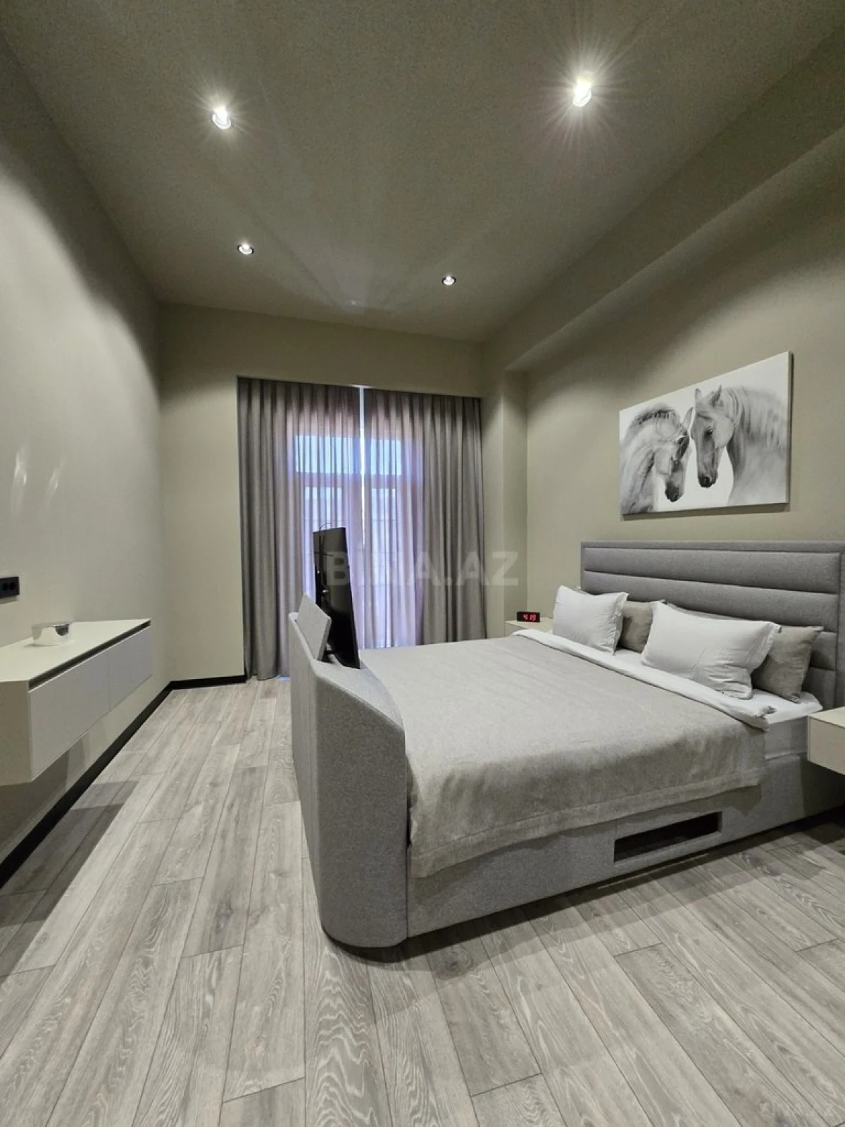 Satılır 4 otaqlı mənzil 137 m²