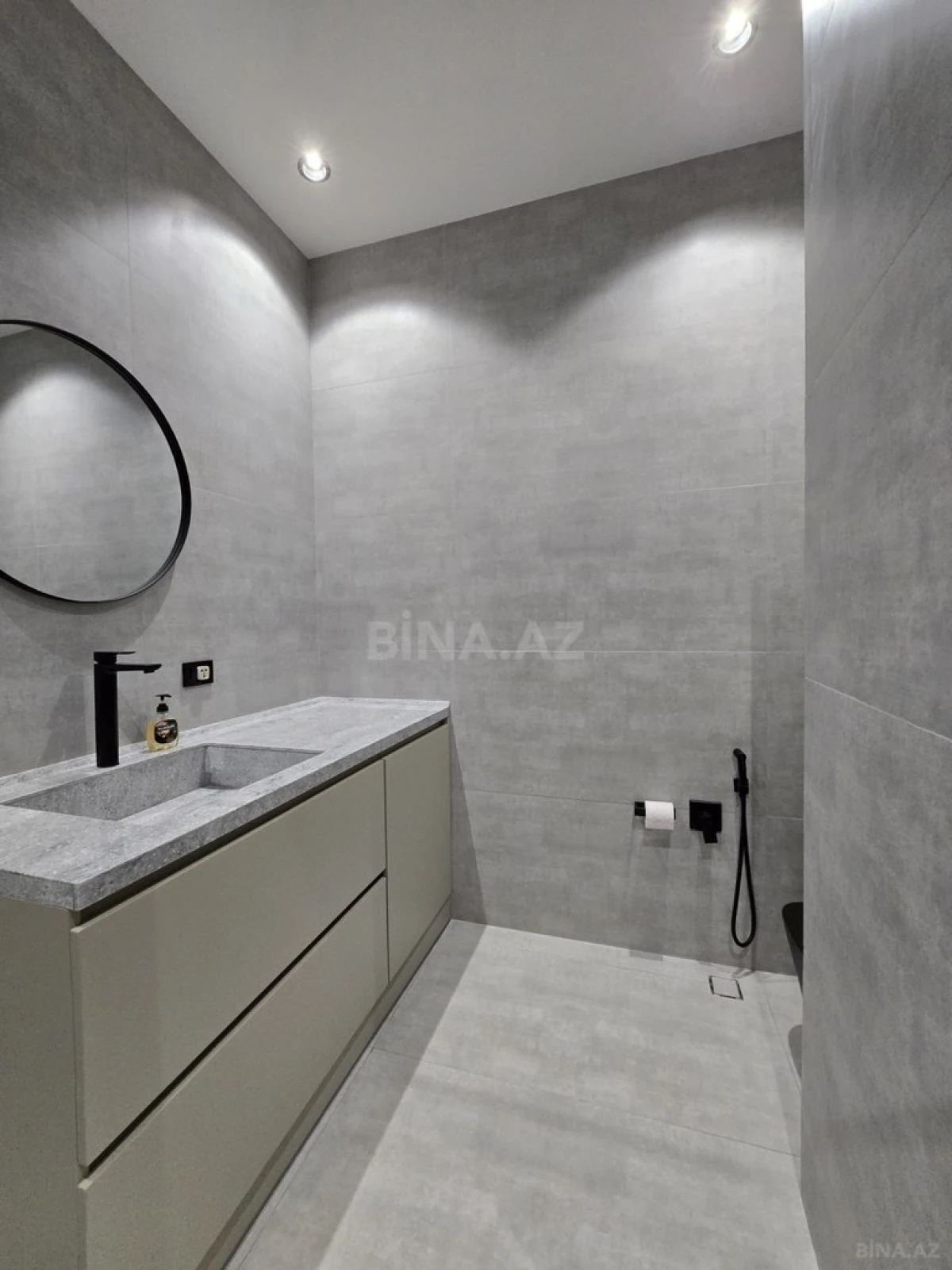 Satılır 4 otaqlı mənzil 137 m²
