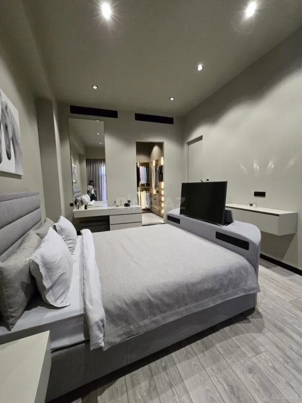 Satılır 4 otaqlı mənzil 137 m²