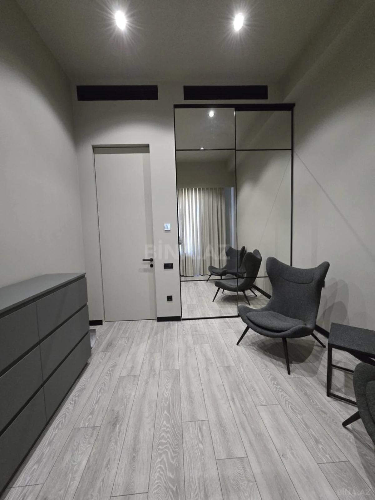 Satılır 4 otaqlı mənzil 137 m²