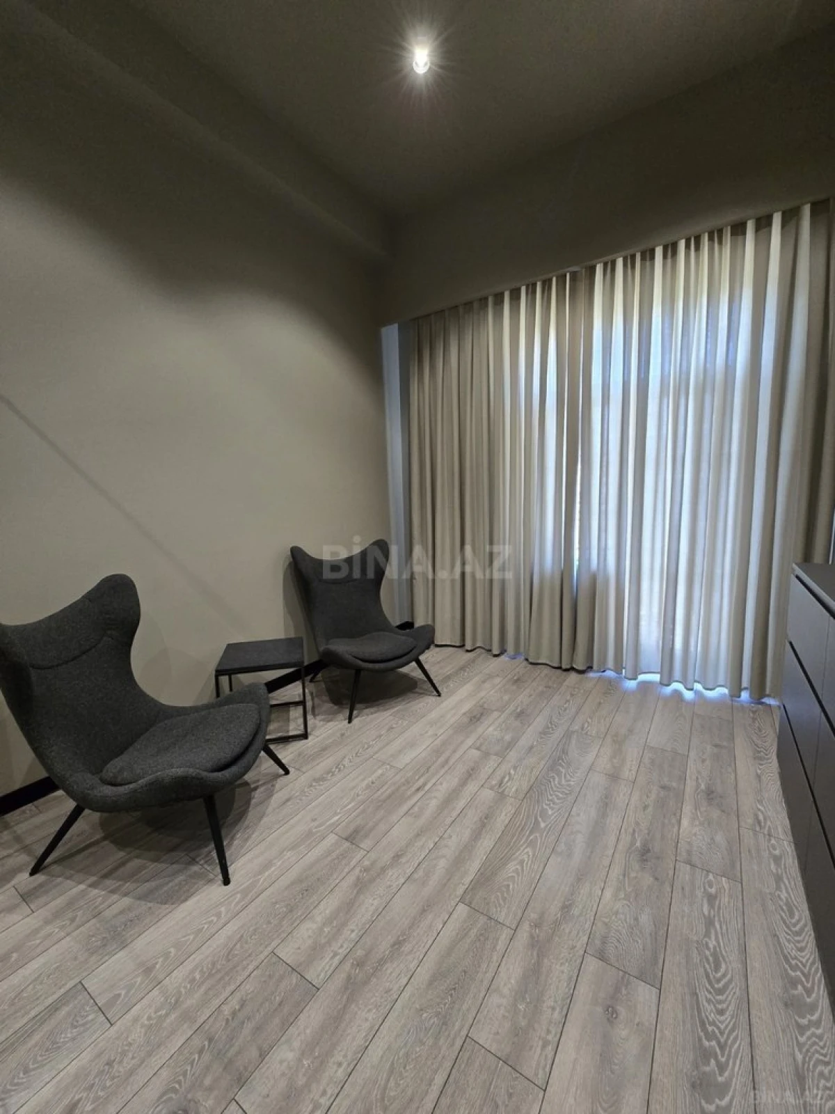 Satılır 4 otaqlı mənzil 137 m²