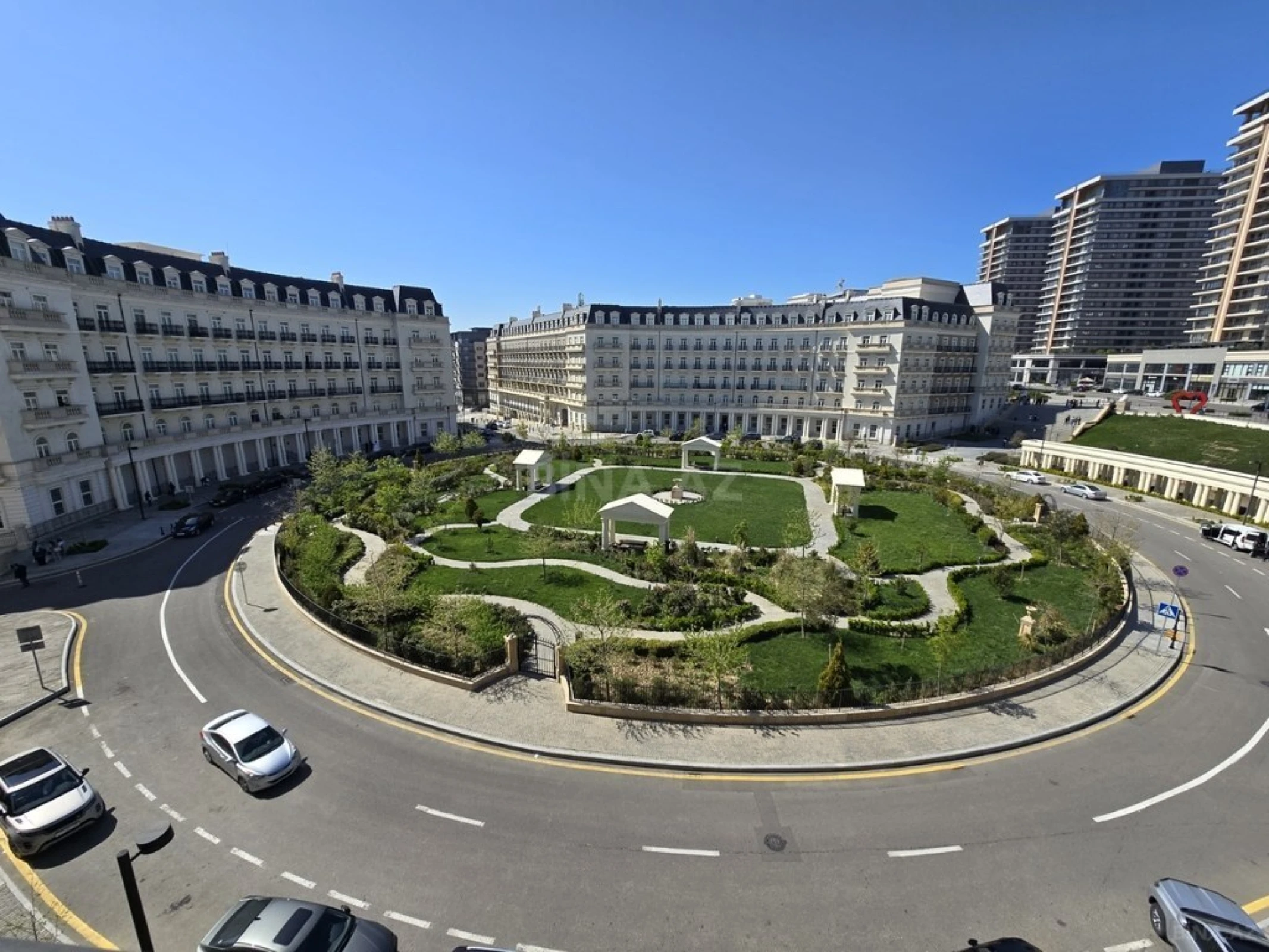 Satılır 4 otaqlı mənzil 137 m²