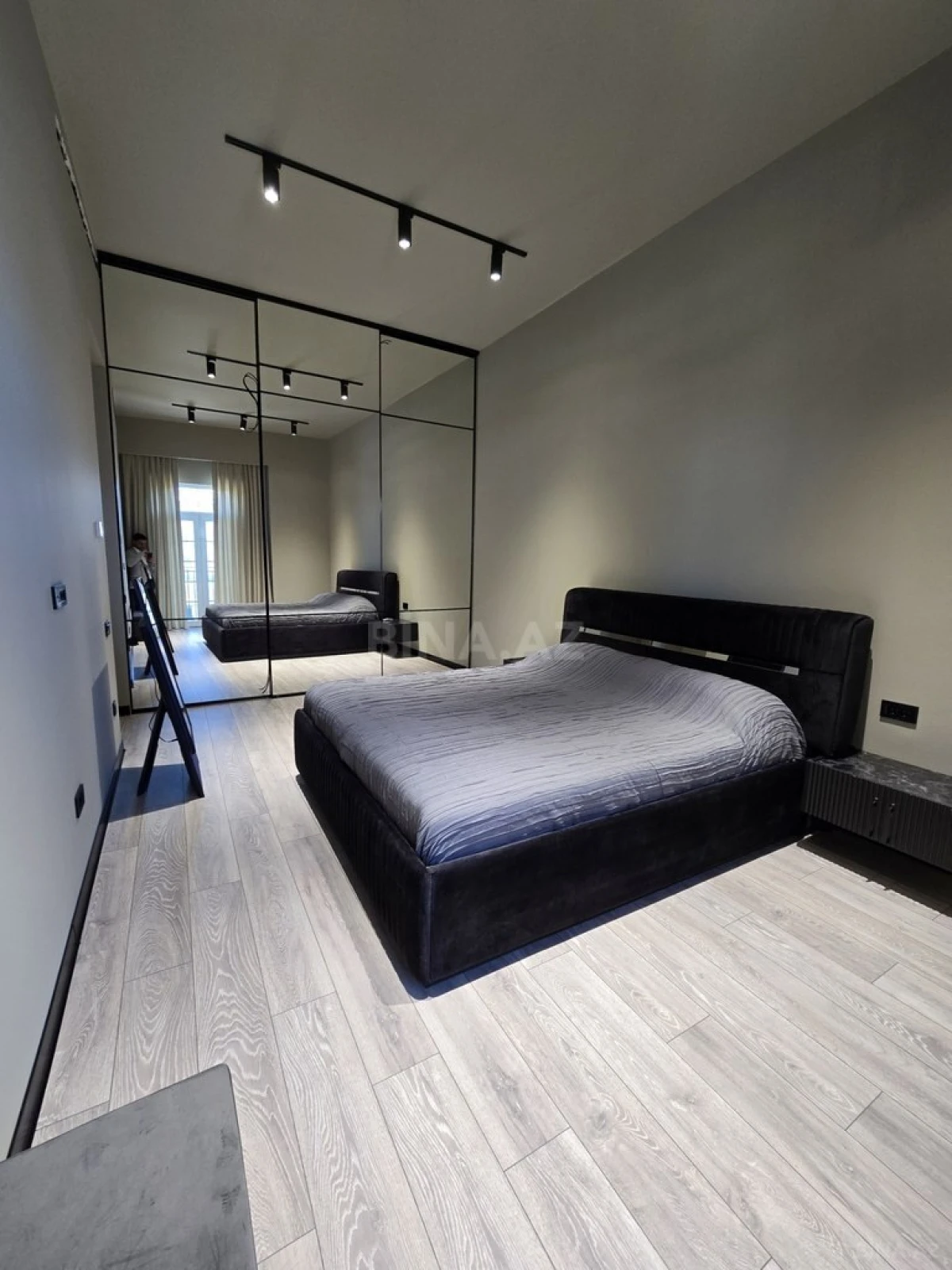 Satılır 4 otaqlı mənzil 137 m²