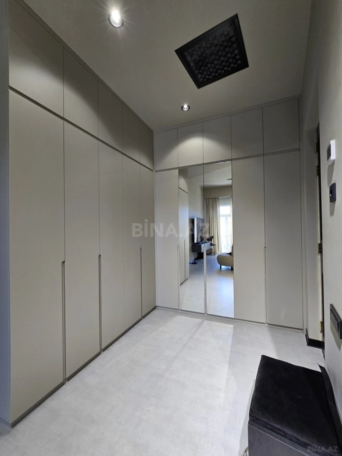 Satılır 4 otaqlı mənzil 137 m²