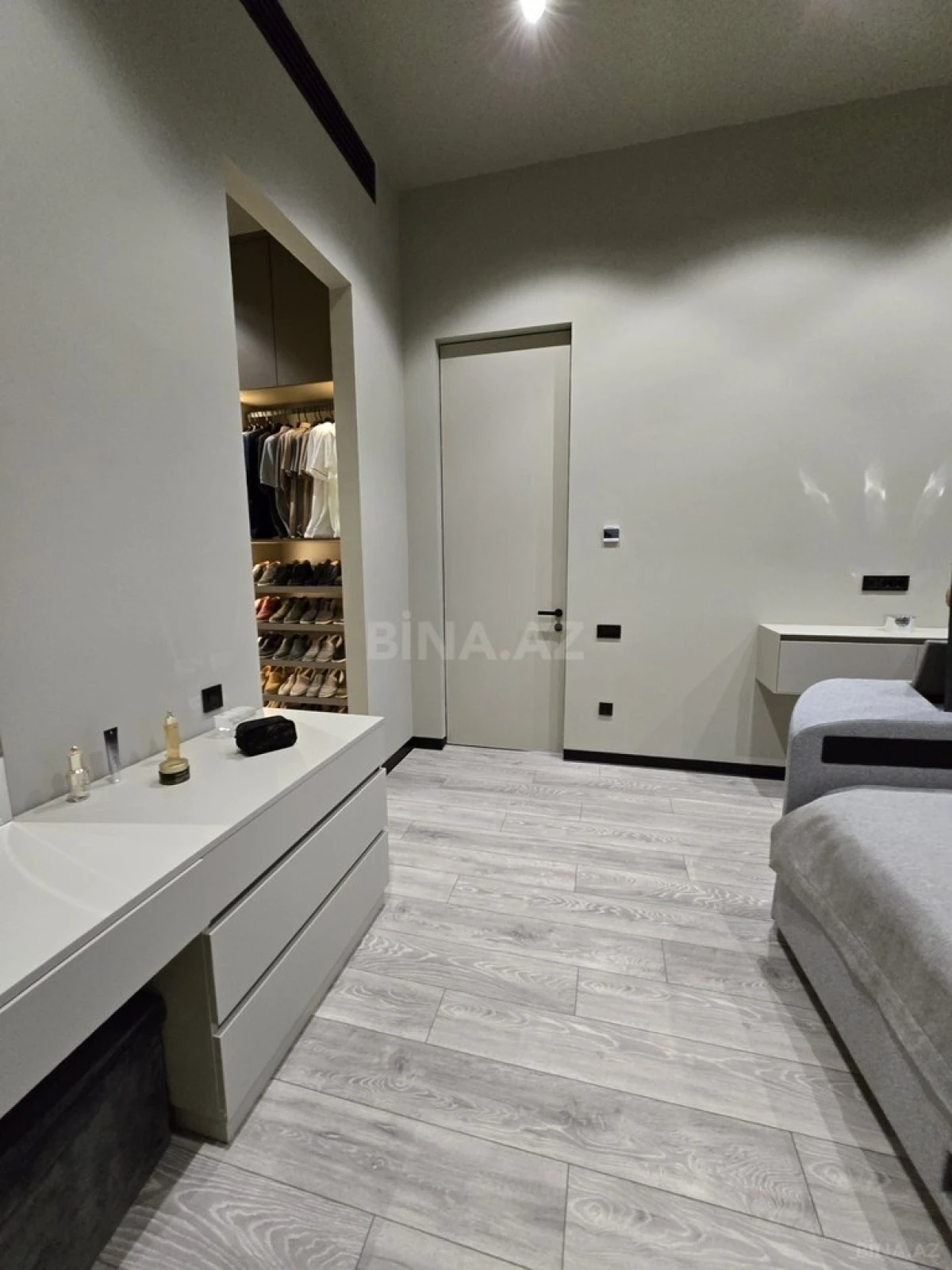 Satılır 4 otaqlı mənzil 137 m²