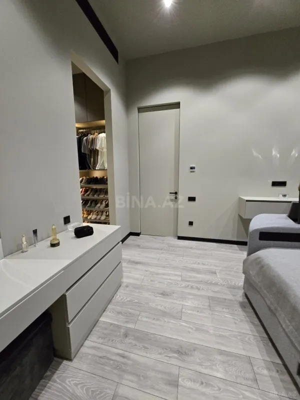Satılır 4 otaqlı mənzil 137 m²
