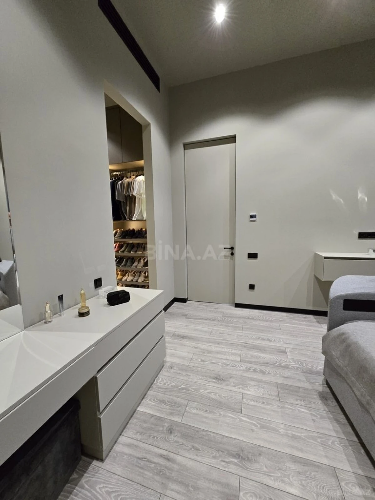 Satılır 4 otaqlı mənzil 137 m²