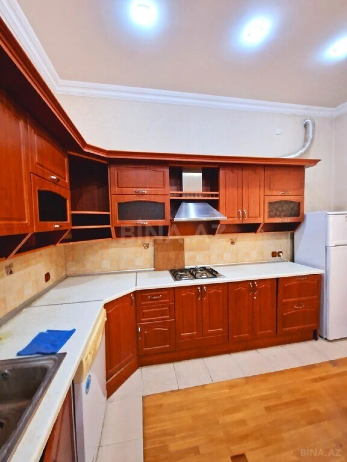 Kirayə verilir 15 otaqlı ofis 700 m²