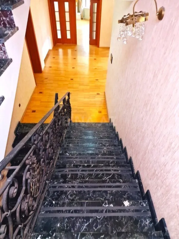 Kirayə verilir 15 otaqlı ofis 700 m²