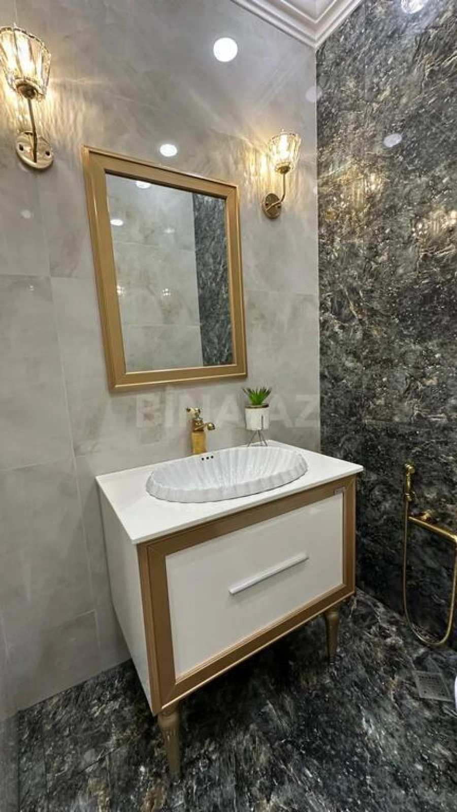 Satılır 3 otaqlı mənzil 130 m²