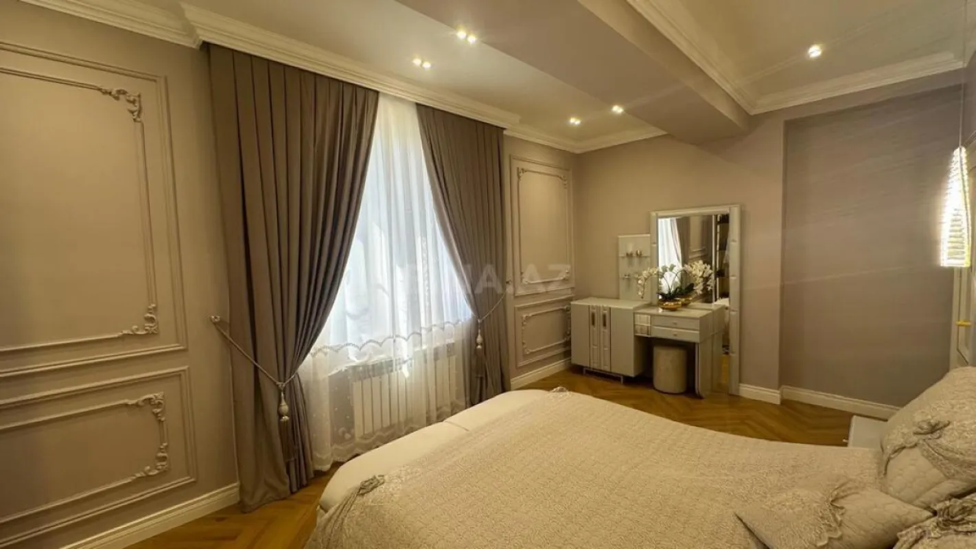 Satılır 3 otaqlı mənzil 130 m²