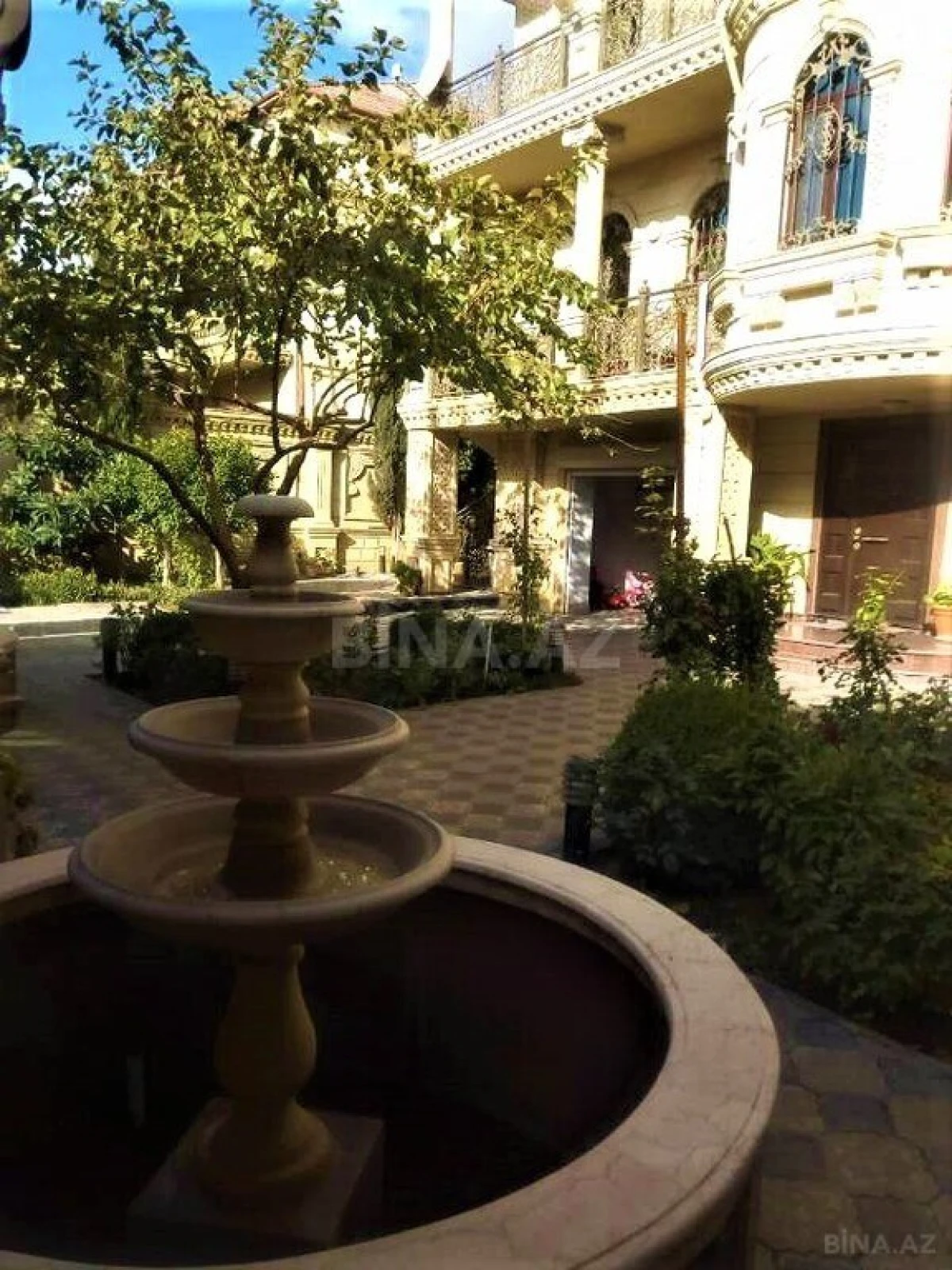 Satılır 9 otaqlı həyət evi 800 m²