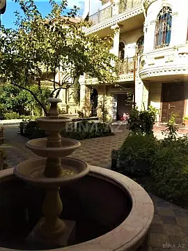 Satılır 9 otaqlı həyət evi 800 m²