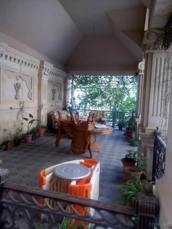 Satılır 9 otaqlı həyət evi 800 m²