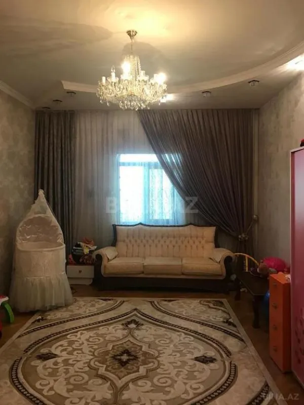 Satılır 9 otaqlı həyət evi 800 m²