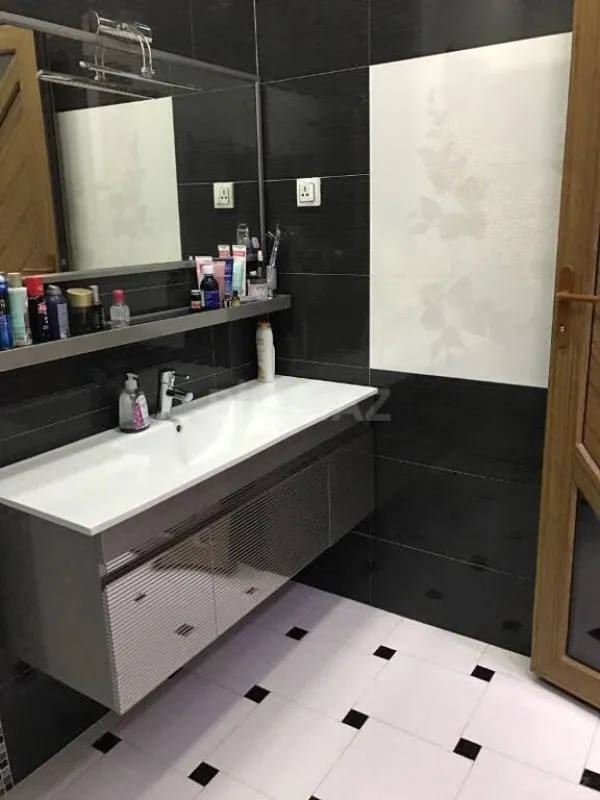 Satılır 9 otaqlı həyət evi 800 m²