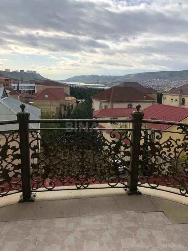 Satılır 9 otaqlı həyət evi 800 m²