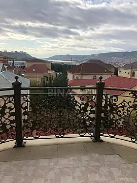 Satılır 9 otaqlı həyət evi 800 m²