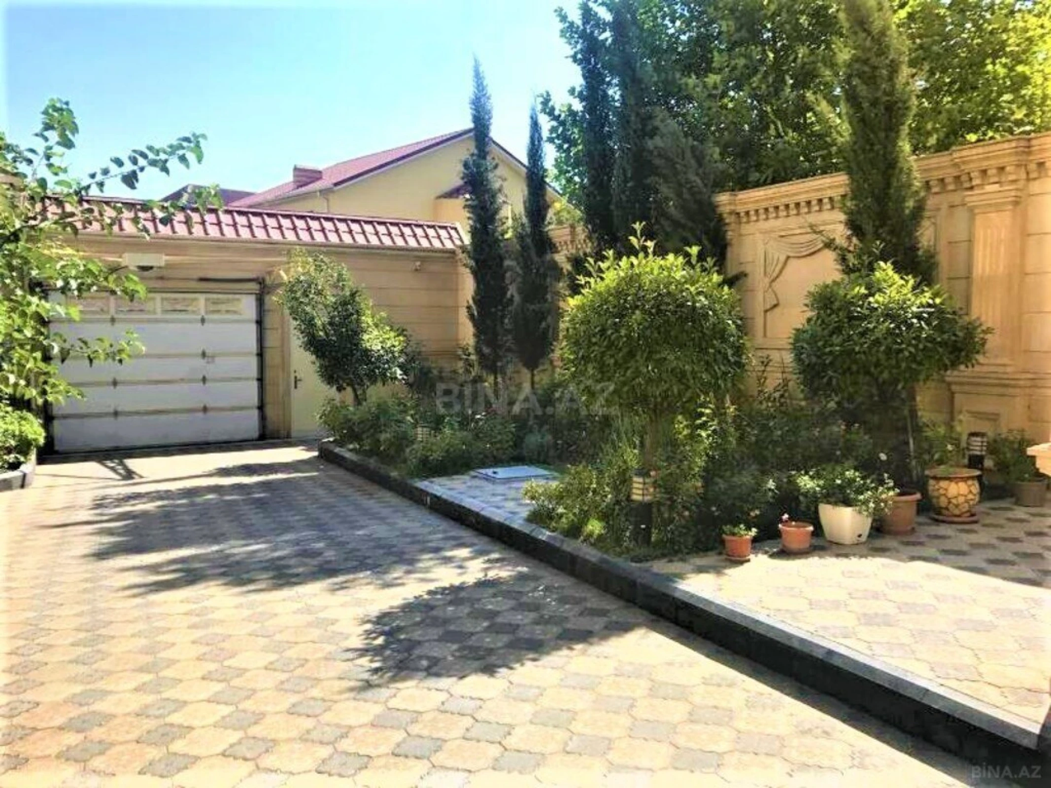 Satılır 9 otaqlı həyət evi 800 m²